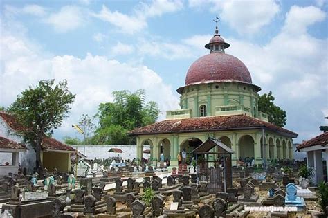 Asta Tinggi Cemetery East Java