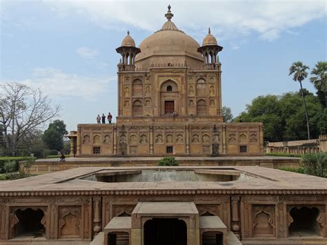 Nesa Begum's Tomb Prayagraj (Allahabad)