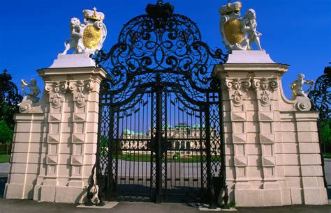Stadtpark Schloss Belvedere To The Canal